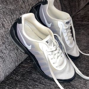 Women’s size 9 Nike Air black and white ombré sneakers in like new condition